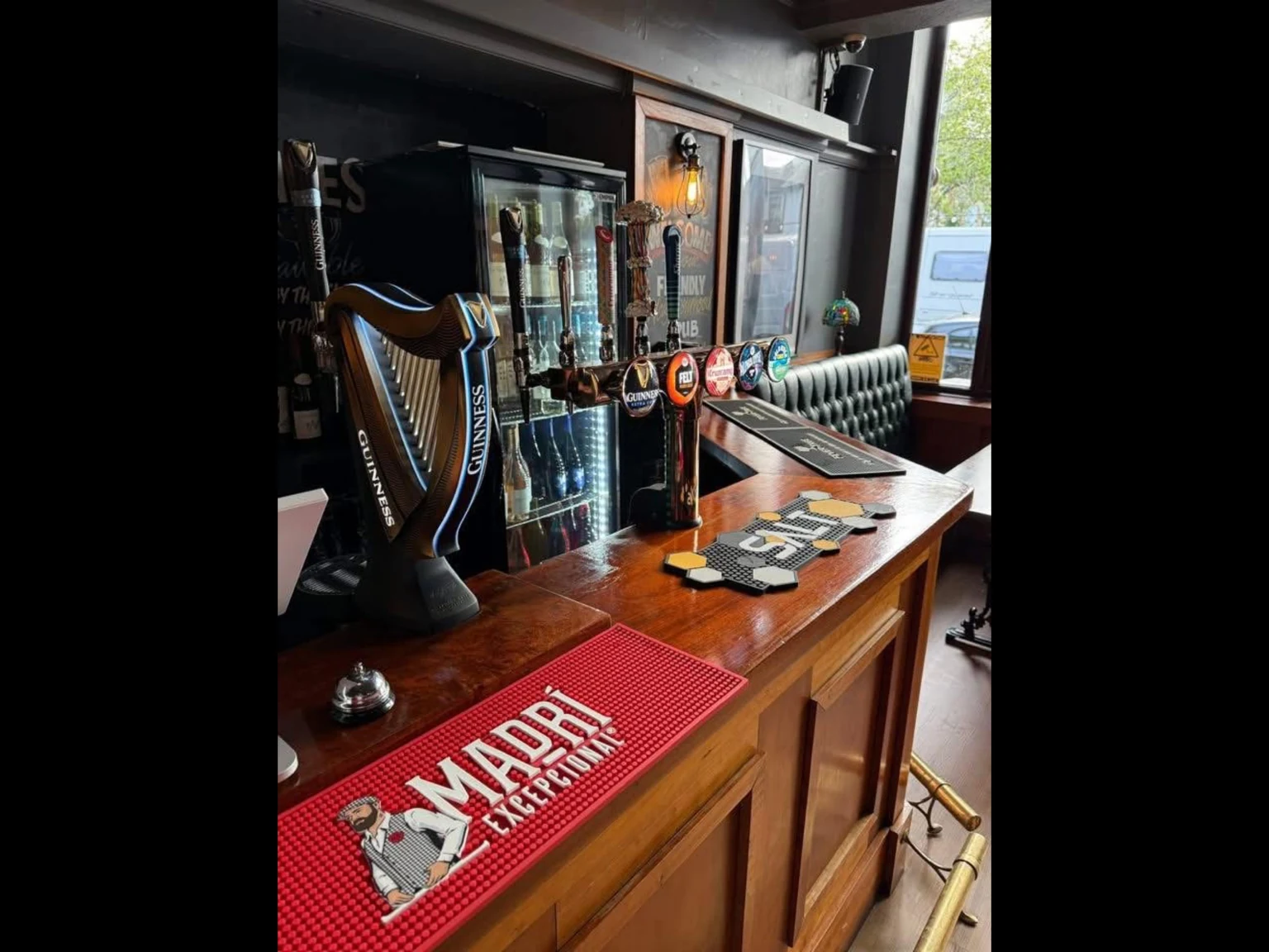 Robin Hood bar detail